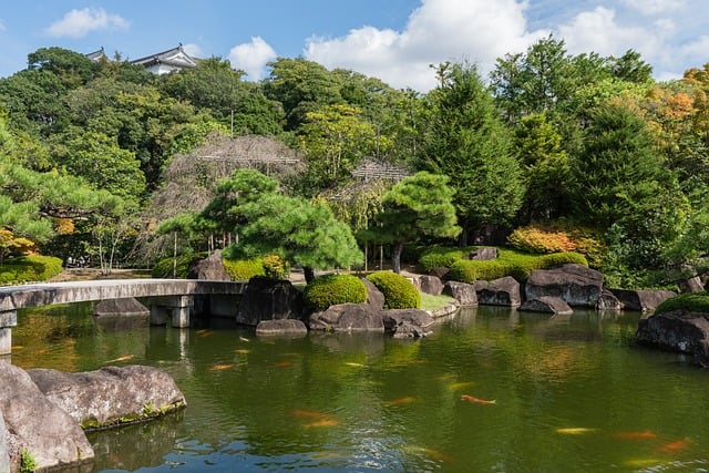personas en taller de arte en chile trabajando en mesas
