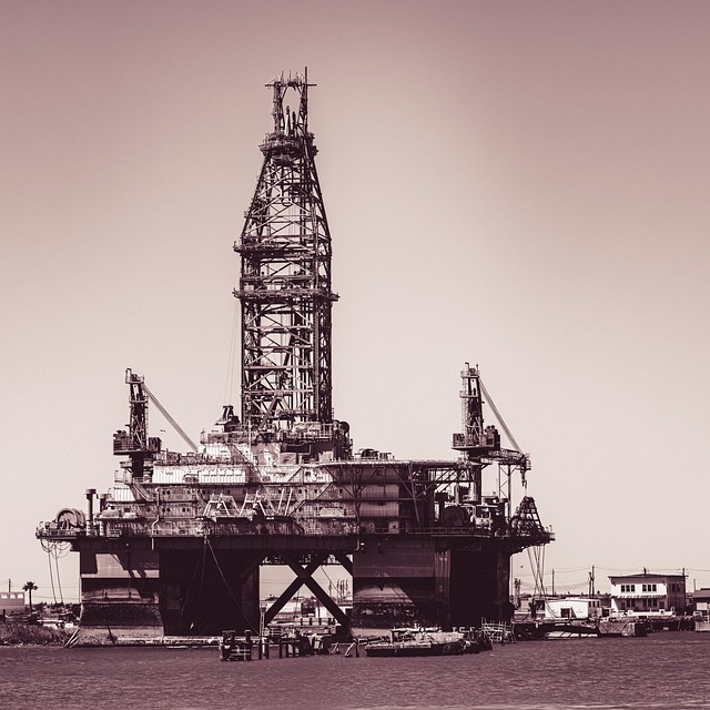 equipo editorial revisando notas culturales en oficina